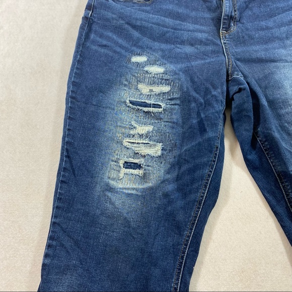 Maurices denim Capri Pants Sz 24 Distressed embroidered pockets capris p… - Picture 8 of 10